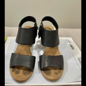 Toms leather sandals with heel
